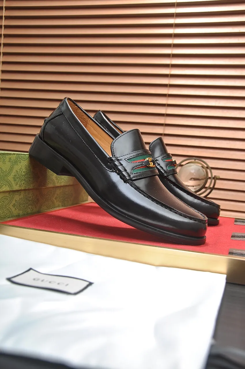 Men's shoes💰580💶Italy's top luxury men's shoe giant (GUCCI) (Gucci) (full cowhide lining) new arrival🍃Original European style🔰 Pleasant to the eye😍In order to make the shoes more durable and non-deformable🌀The production continues to follow traditional methods but there is still no lack of innovation💪Choose original sheepskin for the leather♻️ Smooth and natural And extra bright ⭐Made of imported cowhide, the first choice of rich people 38-45 (45 customized)